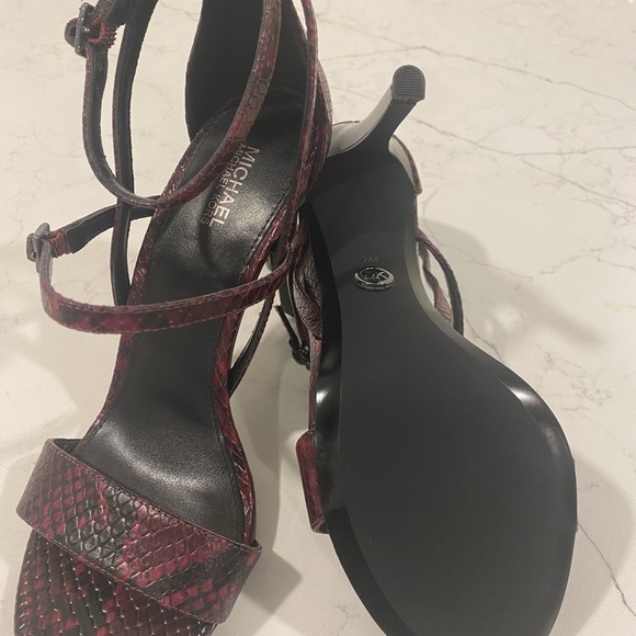 Michael Kors size 7 open toe heels. Never been worn. True to size - Picture 4 of 8
